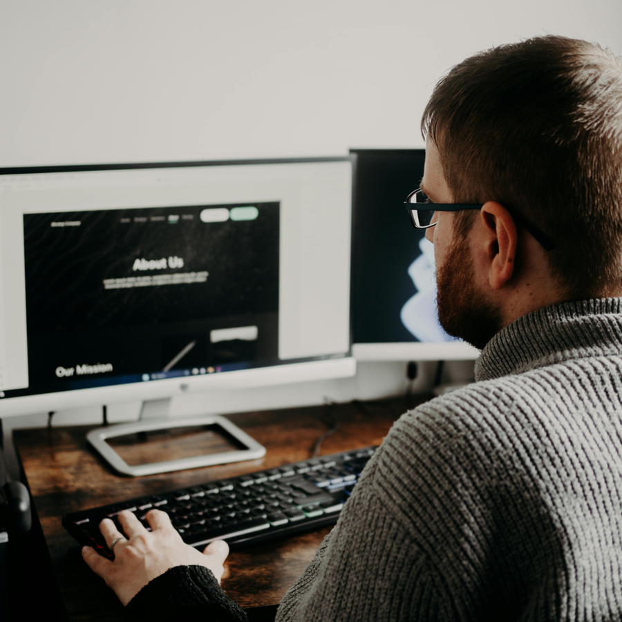 eXa Support-Mitarbeiter am Arbeitsplatz